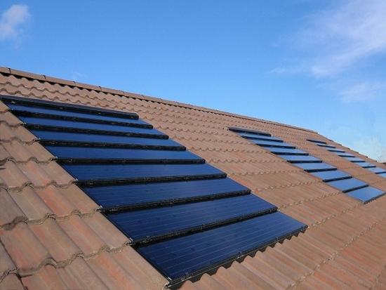 Struktura montażu słonecznego na dachu dachówki
