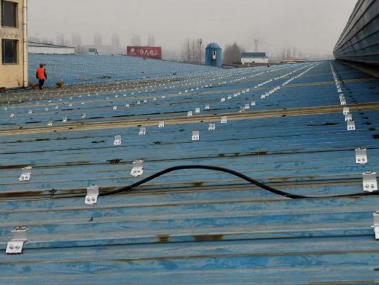 System montażu słonecznego na metalowym dachu
