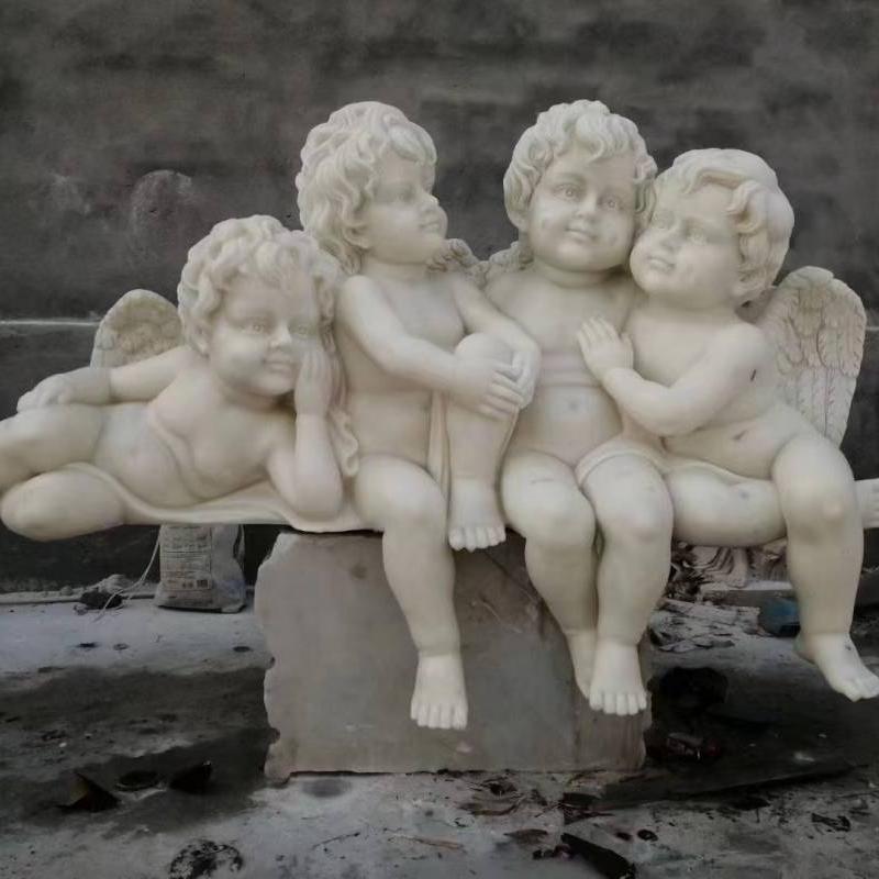 Marmurowa statua anioła dziecka
