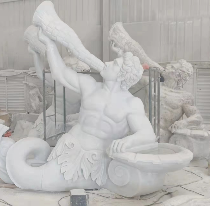 Marmurowa statua dmuchającej muszli Triton
