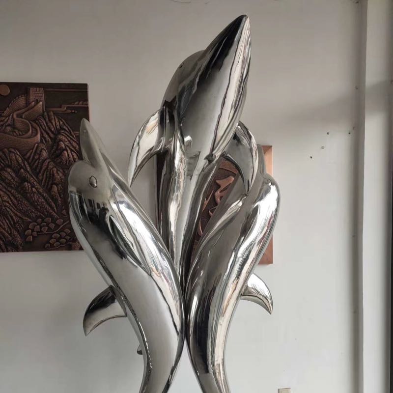 rzeźba delfina ze stali nierdzewnej
