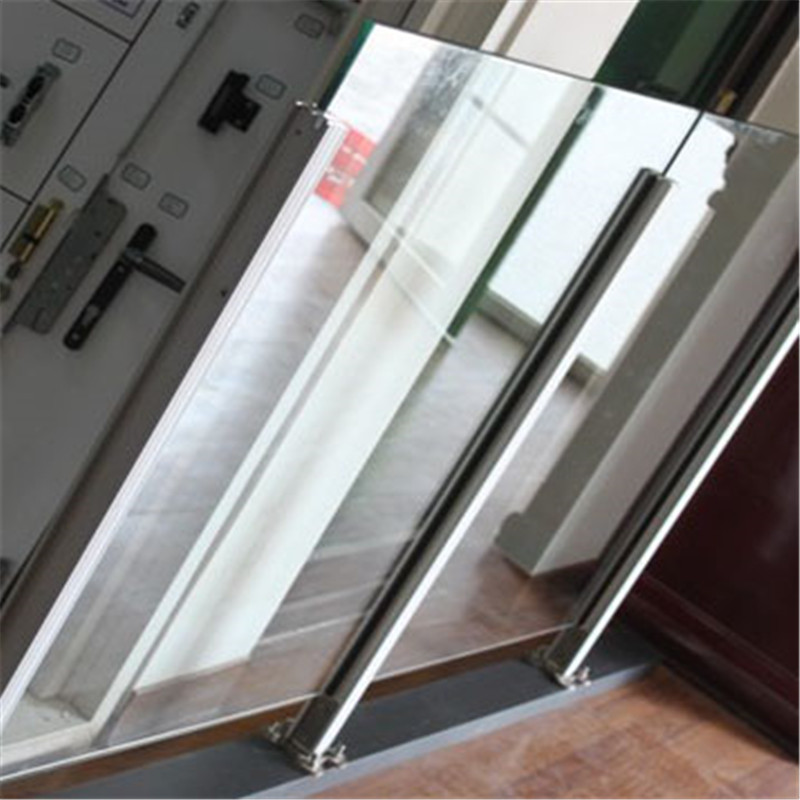 Bezramowy system aluminiowych tralek ze szkła
