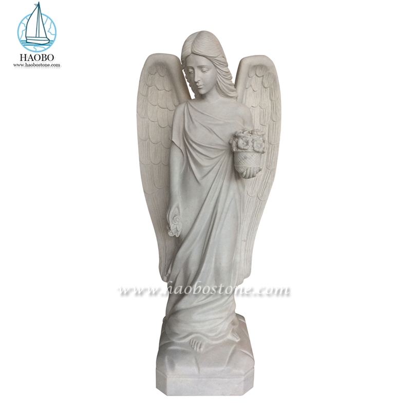 Porcelanowy anioł z białego marmuru trzymający rzeźbiony posąg kwiatowy
