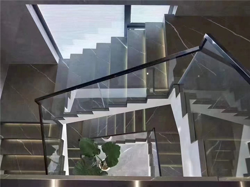 Fabryka schodów i schodów z szarego marmuru Pietra
