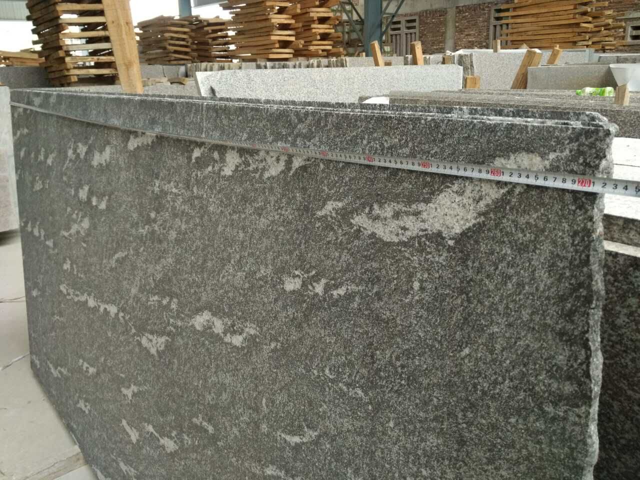 Śnieżno-szare granitowe płyty granitowe o niestandardowym rozmiarze