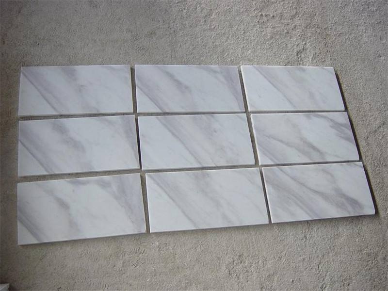 białe marmurowe płyty volakas
