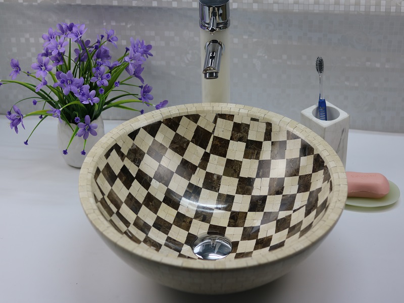 Okrągła marmurowa umywalka i umywalka z mozaiki łazienkowej
