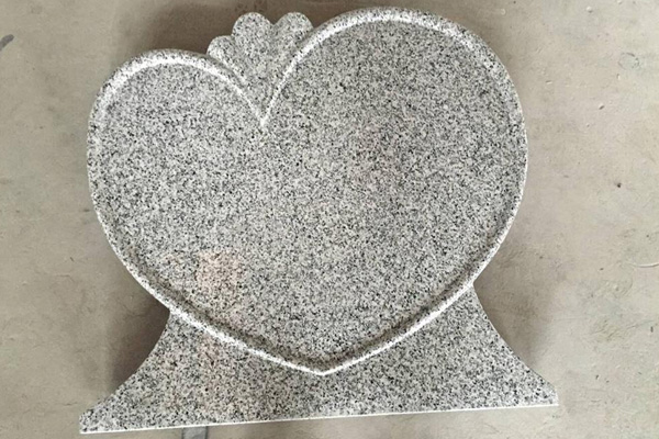 nagrobek z białego granitu w kształcie serca
