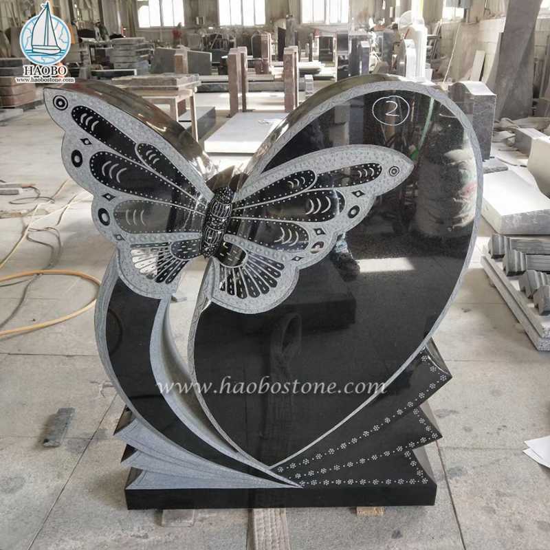 Czarne granitowe serce z nagrobkiem z rzeźbionym motylem

