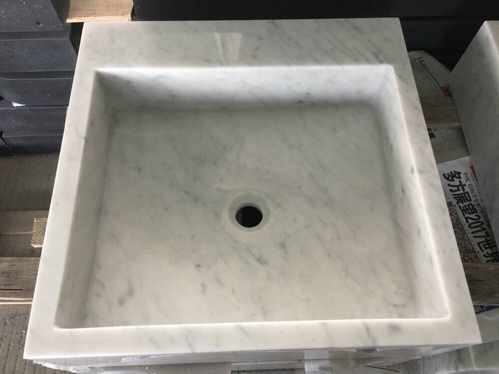 Kwadratowa umywalka z białego marmuru Carrara
