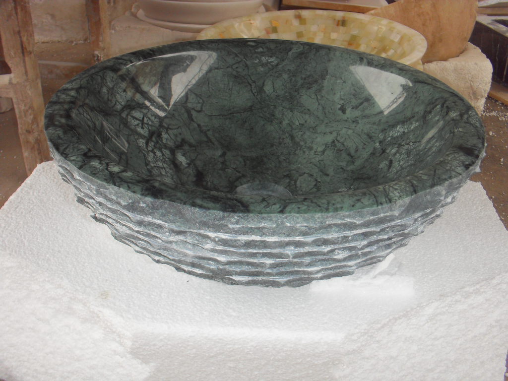 Zlewozmywak z zielonego marmuru okrągły kształt umywalka szorstki zlew z kamienia na powierzchni
