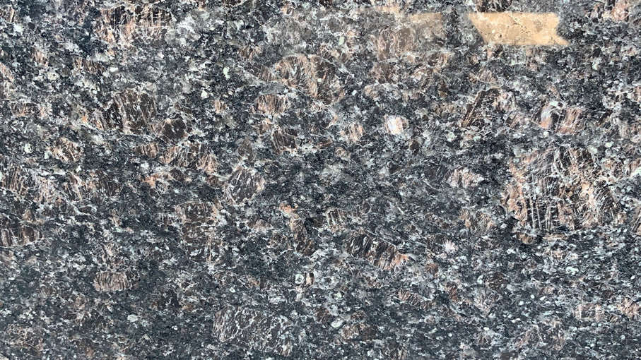 brązowy ciemny granit;