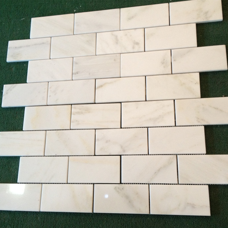 Białe poziome prostokątne marmurowe płytki mozaikowe
